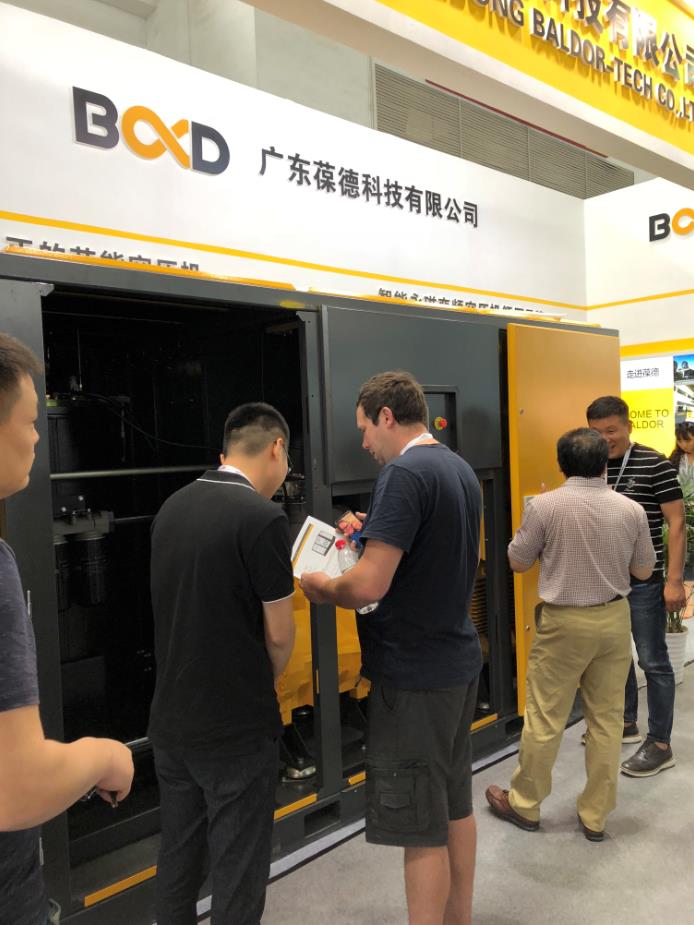 顧客正在認(rèn)真了解葆德空壓機 顧客正在認(rèn)真了解葆德空壓機